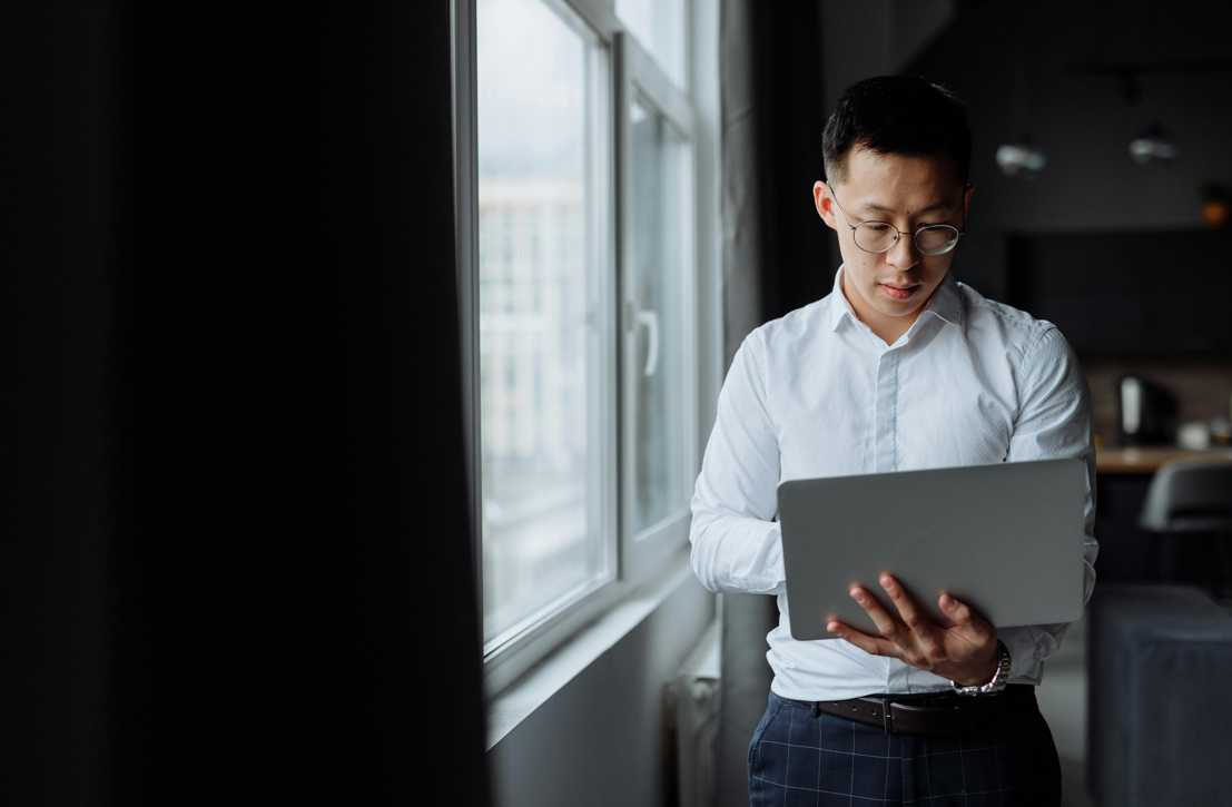 man-looking-at-laptop-in-the-office