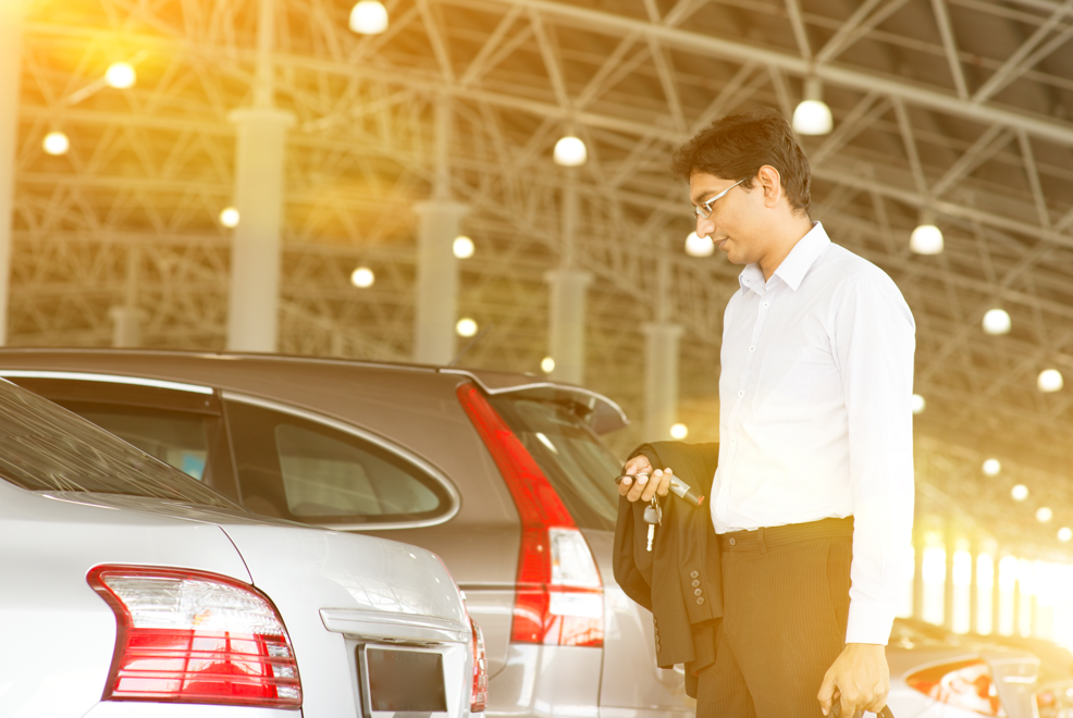 rental-car-man-with-keys